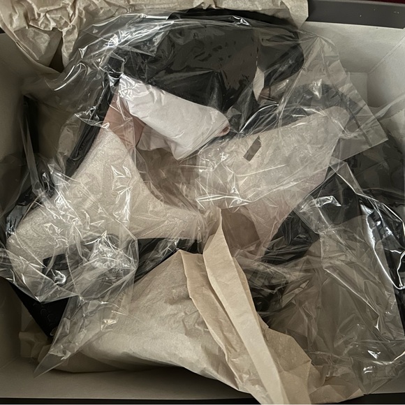 CHINESE LAUNDRY - Picture 2 of 7